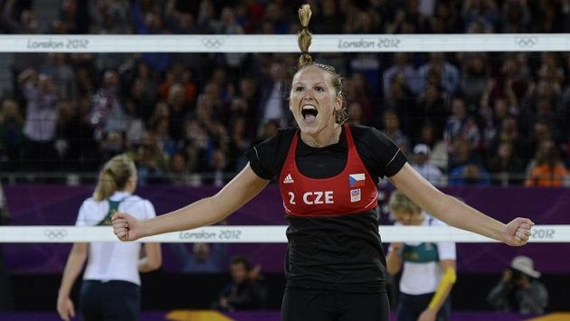 Kristýna Sluková (na snímku) a Markéta Kolocová porazily Australank Nat Cookovou a Camsin Hinchleyovou. Kristýna Sluková (na snímku) a Markéta Kolocová porazily Australank Nat Cookovou a Camsin Hinchleyovou.