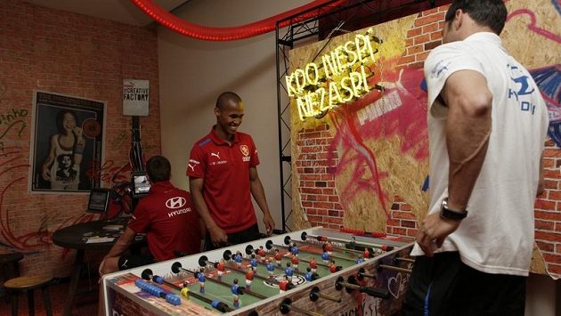 Theo Gebre Selassie dává přednost fotbálku. Theo Gebre Selassie dává přednost fotbálku.