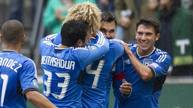 Chris Wondolowski (druhý zprava) z týmu San Jose se raduje společně se spoluhráči ze vstřelení gólu do sítě Portlandu. Chris Wondolowski (druhý zprava) z týmu San Jose se raduje společně se spoluhráči ze vstřelení gólu do sítě Portlandu.