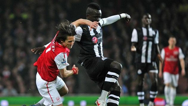 Tomáš Rosický z Arsenalu (vlevo) bojuje o míč s Cheickem Tiotem z Newcastlu. Tomáš Rosický z Arsenalu (vlevo) bojuje o míč s Cheickem Tiotem z Newcastlu.