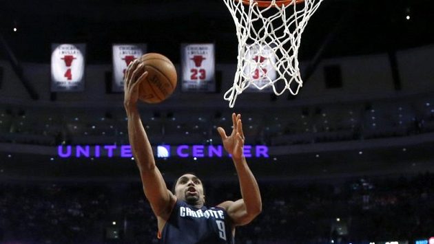 Gerald Henderson (ve výskoku) z týmu Charlotte Bobcats střílí koš v utkání NBA proti Chicagu. Gerald Henderson (ve výskoku) z týmu Charlotte Bobcats střílí koš v utkání NBA proti Chicagu.