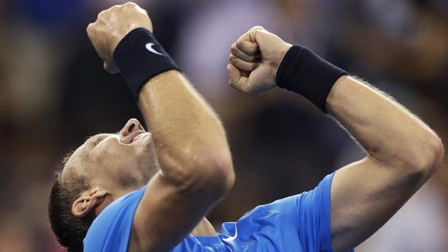 Hotovo! Tomáš Berdych je poprvé v kariéře v semifinále US Open. Hotovo! Tomáš Berdych je poprvé v kariéře v semifinále US Open.