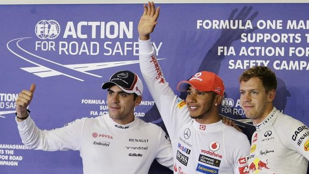 Lídři kvalifikace - zleva druhý Pastor Maldonado, první Lewis Hamilton a třetí Sebastian Vettel. Lídři kvalifikace - zleva druhý Pastor Maldonado, první Lewis Hamilton a třetí Sebastian Vettel.