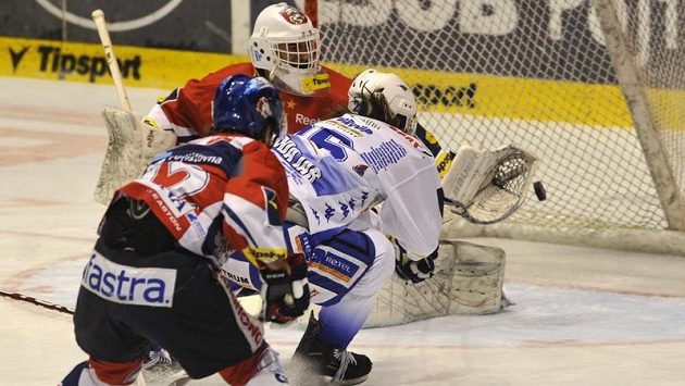 Brněnský hráč Jaroslav Svoboda dává pardubickému Martinovi Růžičkovi druhý gól ve druhém zápase finále extraligy. Brněnský hráč Jaroslav Svoboda dává pardubickému Martinovi Růžičkovi druhý gól ve druhém zápase finále extraligy.