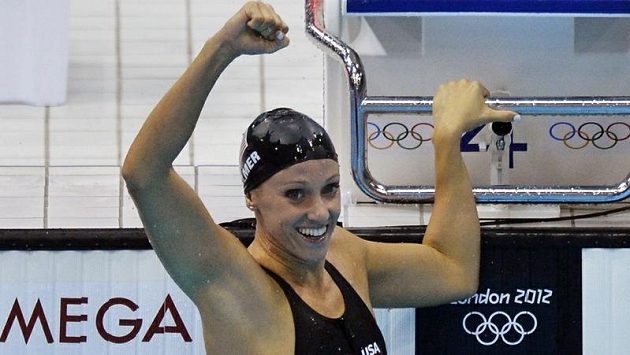 Američanka Dana Vollmerová se raduje z olympijského zlata i nového světového rekordu na motýlkářské stovce. Američanka Dana Vollmerová se raduje z olympijského zlata i nového světového rekordu na motýlkářské stovce.