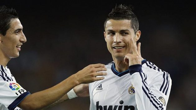 Cristiano Ronaldo s novým účesem takto slavil v El Clásicu gól. Cristiano Ronaldo s novým účesem takto slavil v El Clásicu gól.