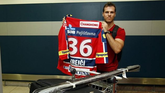 Útočník David Krejčí pózuje s pardubickým dresem. Útočník David Krejčí pózuje s pardubickým dresem.