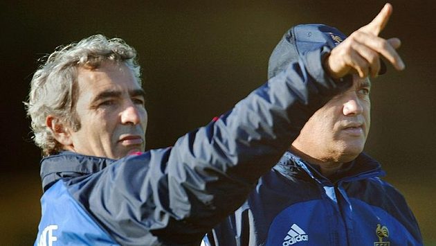 Bývalý trenér francouzských fotbalistů Raymond Domenech (vlevo). Bývalý trenér francouzských fotbalistů Raymond Domenech (vlevo).