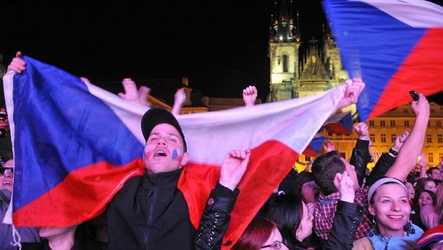 Fanoušci na Staroměstském náměstí v Praze Fanoušci na Staroměstském náměstí v Praze