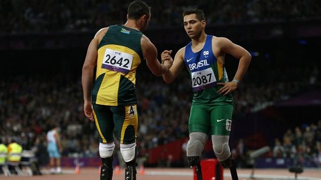 Oscar Pistorius (vlevo) gratuluje Alanu Oliveirovi z Brazílie k paralympijskému zlatu v běhu na 200 metrů. Jihoafrický favorit skončil druhý. Oscar Pistorius (vlevo) gratuluje Alanu Oliveirovi z Brazílie k paralympijskému zlatu v běhu na 200 metrů. Jihoafrický favorit skončil druhý.
