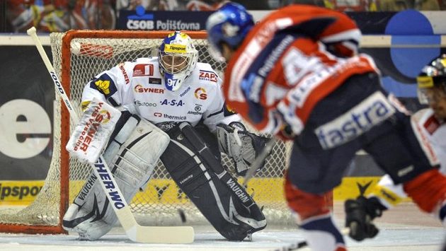 Liberecký brankář Marek Pinc likviduje střelu pardubického hráče Václava Kočího. Liberecký brankář Marek Pinc likviduje střelu pardubického hráče Václava Kočího.