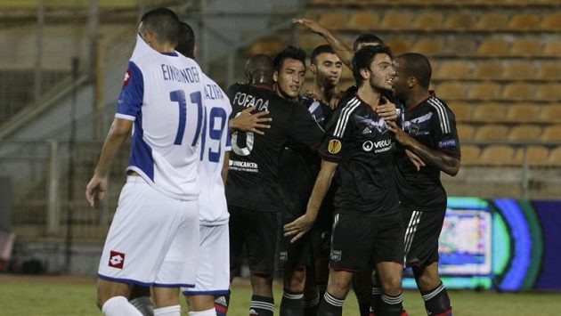 Fotbalisté Lyonu se radují ze vstřelení gólu na hřišti Hapoelu Kirjat Šmona. Fotbalisté Lyonu se radují ze vstřelení gólu na hřišti Hapoelu Kirjat Šmona.