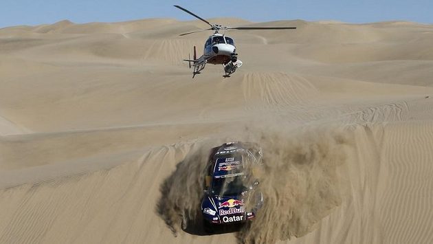 Helikoptéra sleduje katarského pilota Nassera Al-Attíju Helikoptéra sleduje katarského pilota Nassera Al-Attíju
