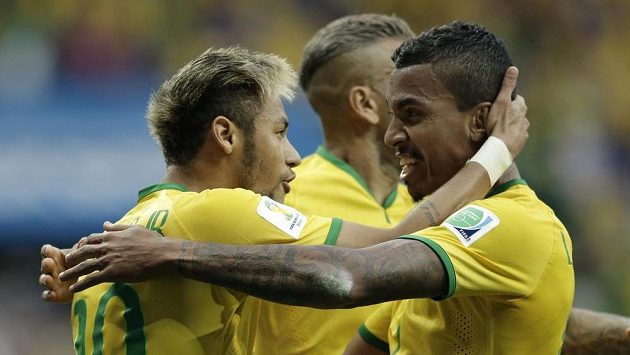 Brazilci Neymar (vlevo) a Luiz Gustavo slaví gól proti Kamerunu. Brazilci Neymar (vlevo) a Luiz Gustavo slaví gól proti Kamerunu.