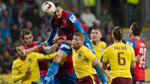 Plzeňský Lukáš Hejda střílí první gól zápasu proti Spartě. Plzeňský Lukáš Hejda střílí první gól zápasu proti Spartě.