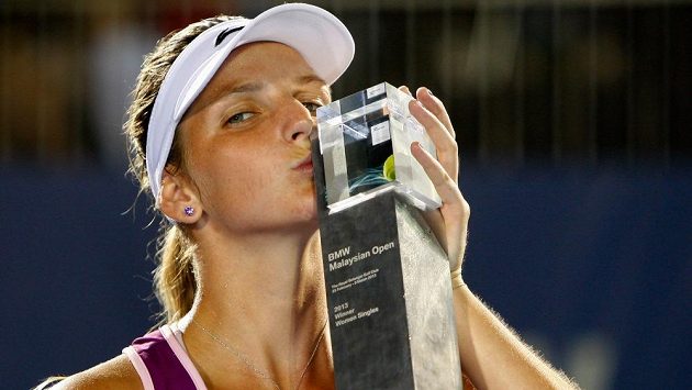 Karolína Plíšková s trofejí pro vítězku turnaje v Kuala Lumpuru. Karolína Plíšková s trofejí pro vítězku turnaje v Kuala Lumpuru.