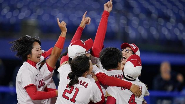 Japonské softbalistky slaví zisk zlatých olympijských medailí. Japonské softbalistky slaví zisk zlatých olympijských medailí.