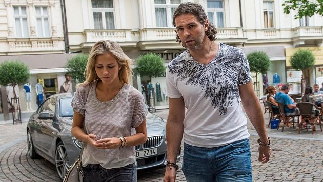 Jaromír Jágr se svou partnerkou Veronikou Kopřivovou. Jaromír Jágr se svou partnerkou Veronikou Kopřivovou.