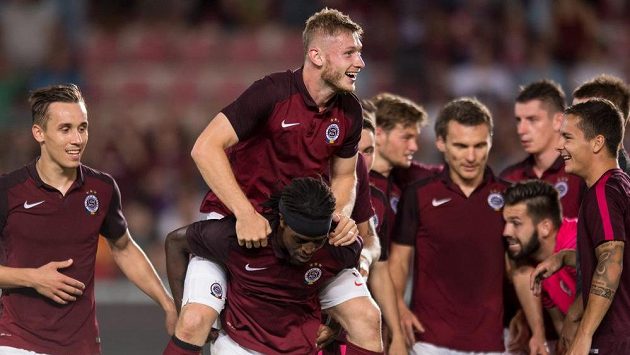 Jakub Brabec (nahoře) a Costa oslavují. Sparta jde přes Sönderjyske v Evroské lize dál. Jakub Brabec (nahoře) a Costa oslavují. Sparta jde přes Sönderjyske v Evroské lize dál.