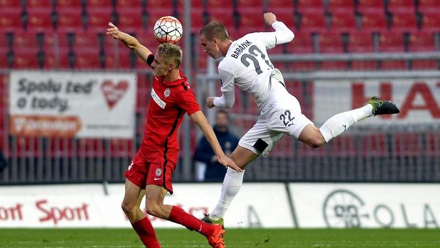 Zleva Michal Škoda z Brna a Jan Baránek z Plzně bojují o míč. Zleva Michal Škoda z Brna a Jan Baránek z Plzně bojují o míč.
