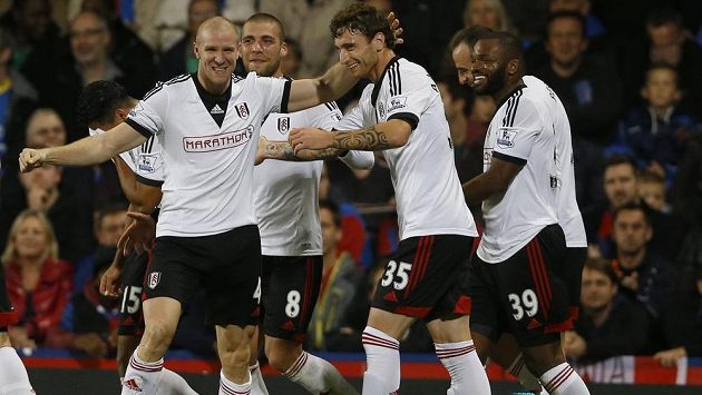 Philippe Senderos z Fulhamu (první zleva) se raduje se spoluhráči z gólu na hřišti Crystal Palace. Philippe Senderos z Fulhamu (první zleva) se raduje se spoluhráči z gólu na hřišti Crystal Palace.