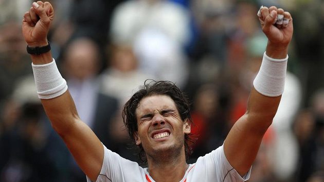 Rafael Nadal se raduje z osmého triumfu na French Open. Rafael Nadal se raduje z osmého triumfu na French Open.