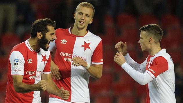Zleva hráči Slavie Halil Altintop, Tomáš Souček a Jan Sýkora se radují z gólu proti Třinci. Zleva hráči Slavie Halil Altintop, Tomáš Souček a Jan Sýkora se radují z gólu proti Třinci.