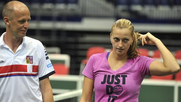 České tenistky se připravují na semifinále Fed Cupu s Itálií. Na snímku (zleva) jsou nehrající kapitán Petr Pála a Petra Kvitová. České tenistky se připravují na semifinále Fed Cupu s Itálií. Na snímku (zleva) jsou nehrající kapitán Petr Pála a Petra Kvitová.