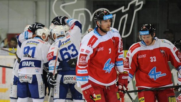 Domácí hráči Komety Brno (v pozadí vlevo) slaví první branku, vpředu zprava olomoučtí Juraj Mikúš a David Škůrek. Domácí hráči Komety Brno (v pozadí vlevo) slaví první branku, vpředu zprava olomoučtí Juraj Mikúš a David Škůrek.