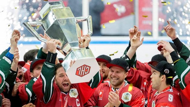 Hokejisté Frölundy se radují z vítězství v Lize mistrů po dramatické bitvě se Spartou. Hokejisté Frölundy se radují z vítězství v Lize mistrů po dramatické bitvě se Spartou.