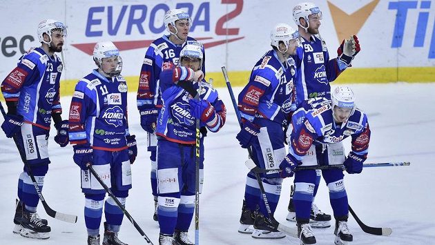Zklamaní hokejisté Brna po prohře v Liberci. Zklamaní hokejisté Brna po prohře v Liberci.