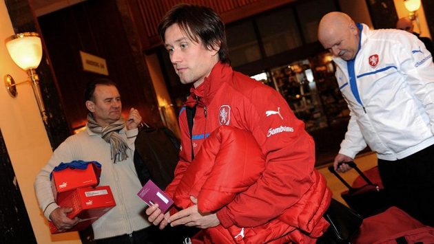 Tomáš Rosický se v doprovodu svého otce Jiřího (vlevo) hlásí na srazu fotbalové reprezentace před přátelským utkáním v Turecku. Tomáš Rosický se v doprovodu svého otce Jiřího (vlevo) hlásí na srazu fotbalové reprezentace před přátelským utkáním v Turecku.