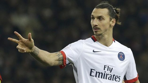 Hvězdný útočník Zlatan Ibrahimovic gestikuluje při utkání Paris Saint-Germain v Nice. Hvězdný útočník Zlatan Ibrahimovic gestikuluje při utkání Paris Saint-Germain v Nice.