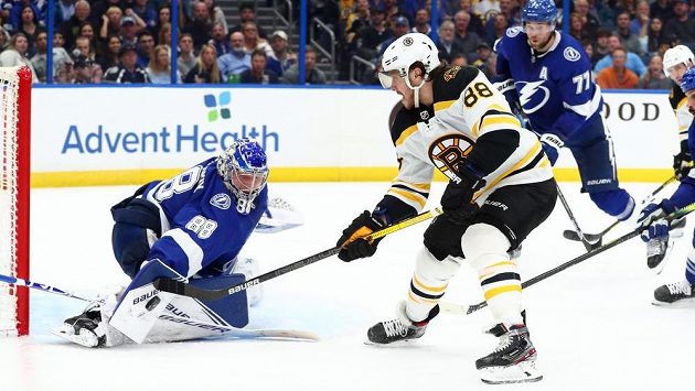 Hokejový útočník David Pastrňák (88) střílí na branku Tampy Bay Lightning v utkání NHL. Hokejový útočník David Pastrňák (88) střílí na branku Tampy Bay Lightning v utkání NHL.
