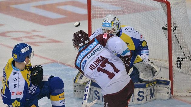 Útočník Sparty Jaroslav Hlinka střílí gól brankáři Zlína Liboru Kašíkovi. Útočník Sparty Jaroslav Hlinka střílí gól brankáři Zlína Liboru Kašíkovi.