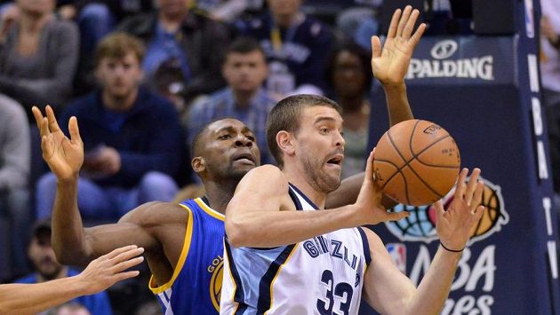 Marc Gasol (33) pomohl Memphisu k výhře nad Golden State, jehož vítězná série v NBA skončila. Vlevo Festus Ezeli. Marc Gasol (33) pomohl Memphisu k výhře nad Golden State, jehož vítězná série v NBA skončila. Vlevo Festus Ezeli.