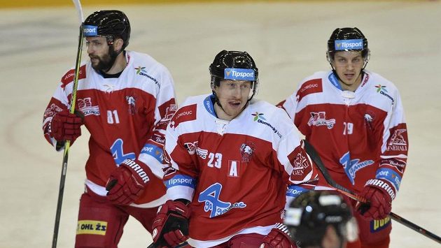 Zleva Petr Kolouch, autor gólu Jiří Ondrušek a Jakub Galvas (všichni z Olomouce). Zleva Petr Kolouch, autor gólu Jiří Ondrušek a Jakub Galvas (všichni z Olomouce).