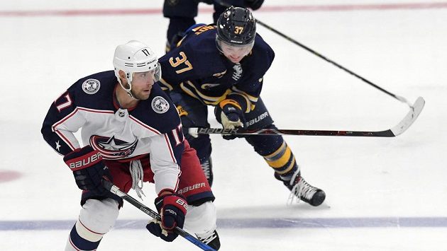 Brandon Dubinsky (vlevo) z Columbusu a Casey Mittelstadt z Buffala. Brandon Dubinsky (vlevo) z Columbusu a Casey Mittelstadt z Buffala.