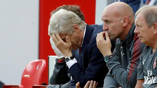 Zklamaný trenérský štáb Arsenalu v čele s Arsènem Wengerem (druhý zleva). Zklamaný trenérský štáb Arsenalu v čele s Arsènem Wengerem (druhý zleva).