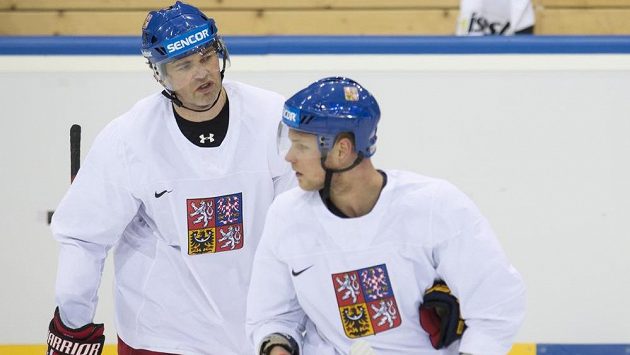 Hokejoví útočníci Jaromír Jágr a Vladimír Sobotka (vpravo) na tréninku českého národního týmu v Minsku. Hokejoví útočníci Jaromír Jágr a Vladimír Sobotka (vpravo) na tréninku českého národního týmu v Minsku.