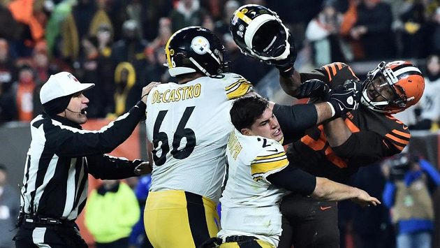 Rvačka v NFL. Clevelandský Myles Garrett (95) útočí na quarterbacka Pittsburghu Masona Rudolpha (2) jeho vlastní helmou. Rvačka v NFL. Clevelandský Myles Garrett (95) útočí na quarterbacka Pittsburghu Masona Rudolpha (2) jeho vlastní helmou.