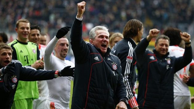 Titul je náš! Trenér Jupp Heynckes (vpředu) a jeho Bayern Mnichov slaví... Titul je náš! Trenér Jupp Heynckes (vpředu) a jeho Bayern Mnichov slaví...