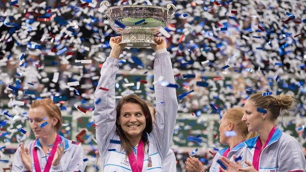 Lucie Šafářová s trofejí pro vítěze Fed Cupu 2015. Lucie Šafářová s trofejí pro vítěze Fed Cupu 2015.