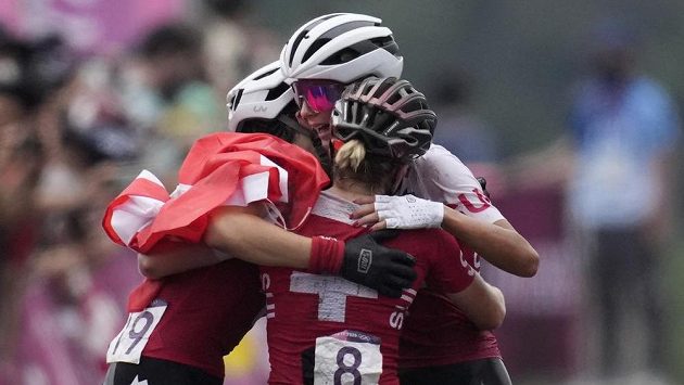 Absolutní dominance švýcarských cyklistek v závodě cross country. V objetí první tři ženy závodu Jolanda Neffová, Sina Freiová a Linda Indergandová. Absolutní dominance švýcarských cyklistek v závodě cross country. V objetí první tři ženy závodu Jolanda Neffová, Sina Freiová a Linda Indergandová.