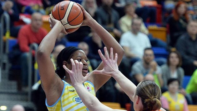 Basketbalistka USK Kia Vaughnová (vlevo) drží míč před Kathrin Ressovou ze Schia. Basketbalistka USK Kia Vaughnová (vlevo) drží míč před Kathrin Ressovou ze Schia.
