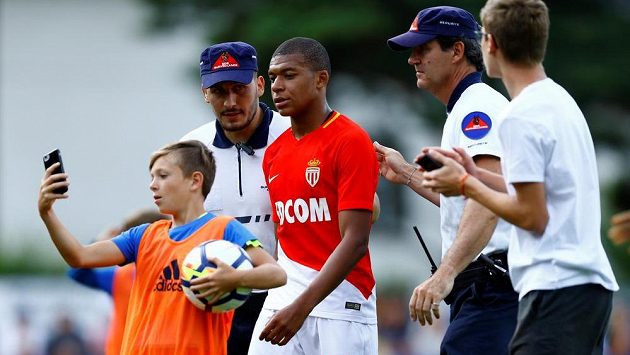 Kylian Mbappé z Monaka po přípravě se Stoke. Kylian Mbappé z Monaka po přípravě se Stoke.