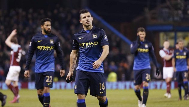 Zklamaný Sergio Agüero odchází společně se spoluhráči z Manchesteru City po prohře od Burnley. Zklamaný Sergio Agüero odchází společně se spoluhráči z Manchesteru City po prohře od Burnley.
