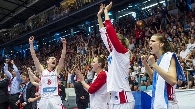 Zprava Veronika Voráčková, Petra Kulichová, Lenka Bartáková a Ilona Burgrová se radují z výhry nad Španělskem. Zprava Veronika Voráčková, Petra Kulichová, Lenka Bartáková a Ilona Burgrová se radují z výhry nad Španělskem.