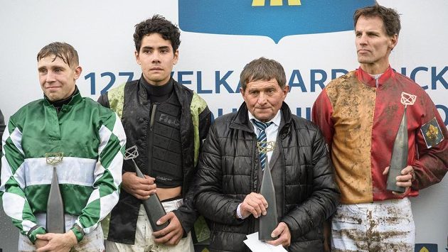 Josef Váňa (třetí zleva) slavil na Velké pardubické jubilejní desátý triumf v roli trenéra. Josef Váňa (třetí zleva) slavil na Velké pardubické jubilejní desátý triumf v roli trenéra.