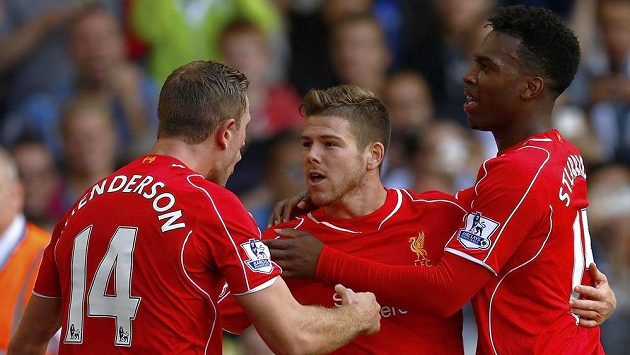 Alberto Moreno z Liverpoolu (uprostřed) se raduje z gólu se spoluhráči Jordanem Hendersonem (vlevo) a Danielem Sturridgem. Alberto Moreno z Liverpoolu (uprostřed) se raduje z gólu se spoluhráči Jordanem Hendersonem (vlevo) a Danielem Sturridgem.